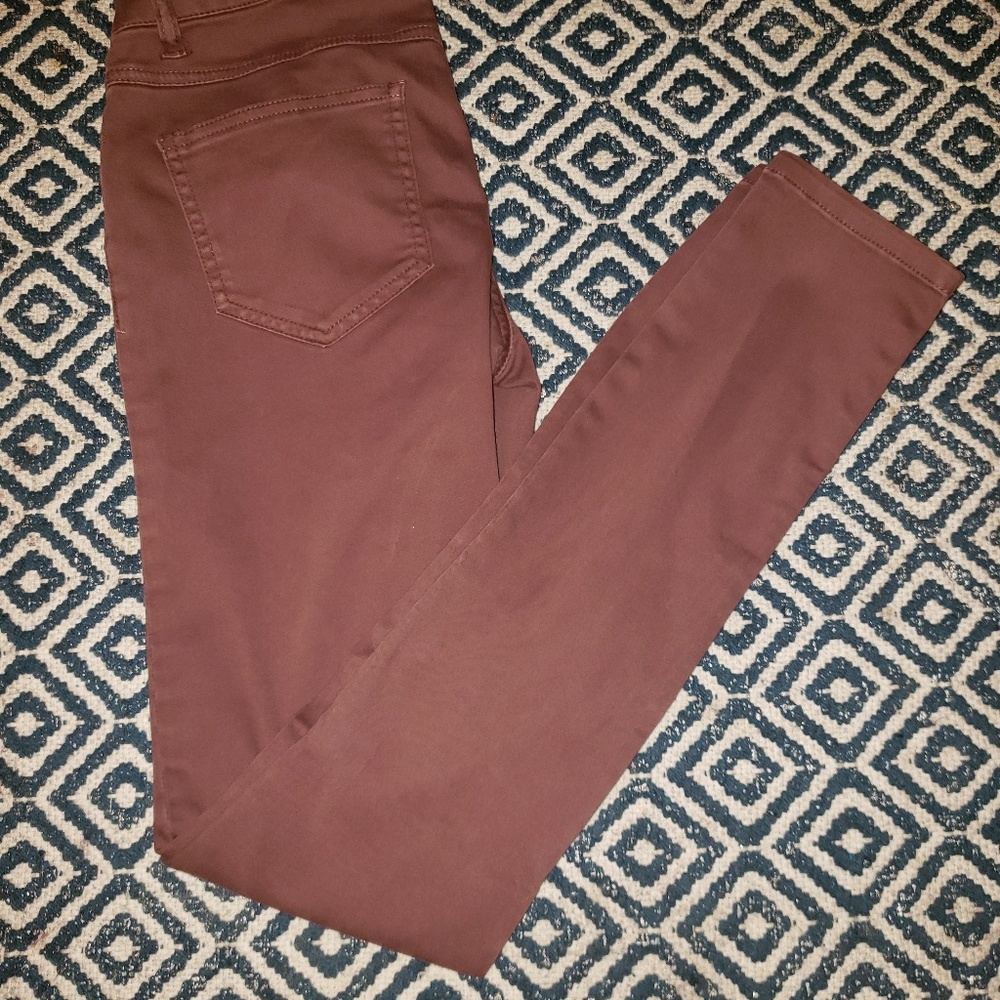 maroon jeggings.